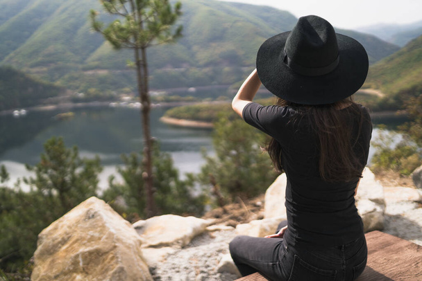 Молода жінка фотографує красиве гірське озеро
 - Фото, зображення
