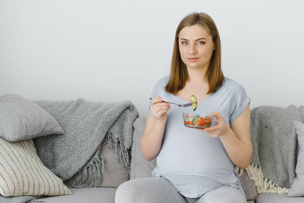 όμορφη υγιής έγκυος γυναίκα τρώει σαλάτα λαχανικών - Φωτογραφία, εικόνα