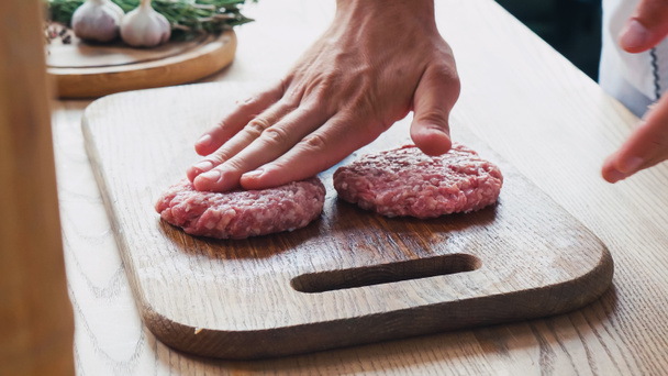 cropped view of chef forming mince patty on chopping board near ingredients - Foto, imagen