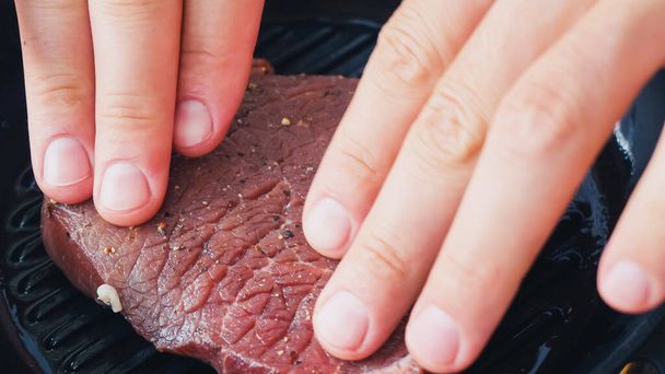 Vágott kilátás séf üzembe fűszeres marhahús steak grill pan - Fotó, kép