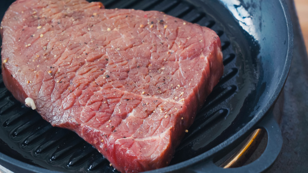 close up of raw beef steak on grill pan - Fotoğraf, Görsel