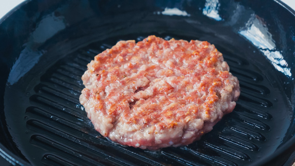 close up of formed mince patty on grill pan - Fotografie, Obrázek