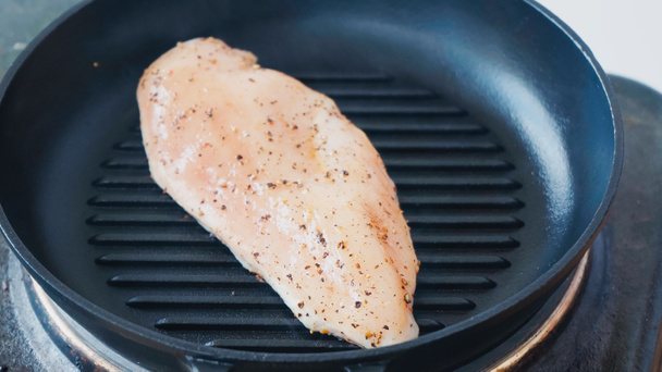 close up of raw chicken fillet on grill pan - Φωτογραφία, εικόνα