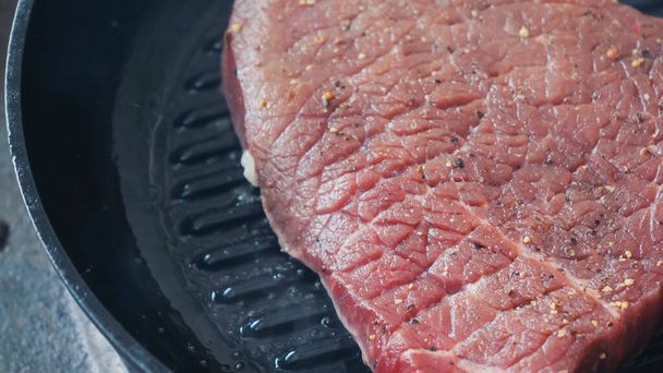 close up of sliced beef steak on grill pan  - Fotoğraf, Görsel