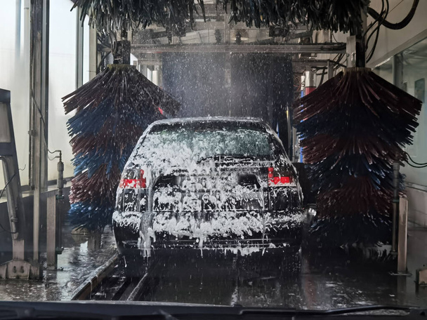 車の洗浄洗浄ガラスフォーム水とブラシと泡 - 写真・画像
