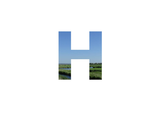 letter H van het alfabet gemaakt met landschap met gras, beekje en een blauwe lucht - Foto, afbeelding
