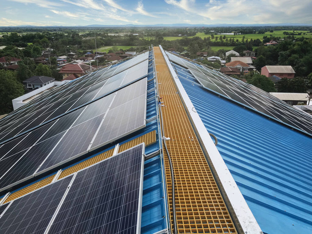 Paneles solares en el techo o paneles fotovoltaicos en frente de la zona comunitaria, energía solar, Foto de teléfono inteligente - Foto, Imagen