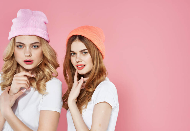 дві подружки в модному одязі сучасний стиль макіяж рожевий фон
 - Фото, зображення