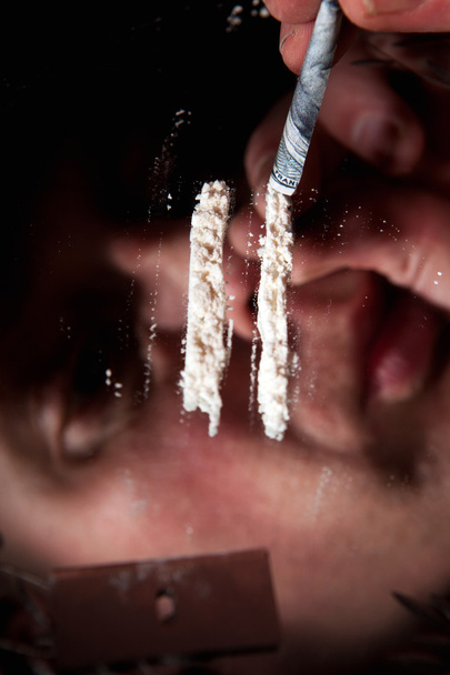 Cocaína u otro narcótico en línea. adicto con billete de dólar por inhalar drogas ilegales
 - Foto, imagen
