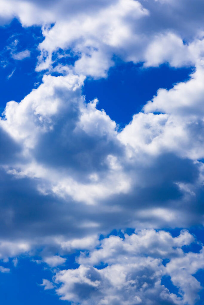 красиве глибоке блакитне небо з білими хмарами в сонячний літній день, пухнаста хмара на відкритому повітрі, яскраве і повітряне небо, небо з легкими кумульськими хмарами фону, м'який хмарний пейзаж в ясну погоду
 - Фото, зображення