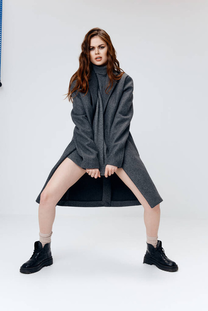 sexy vrouw met blote benen in grijze trui en jas laarzen - Foto, afbeelding