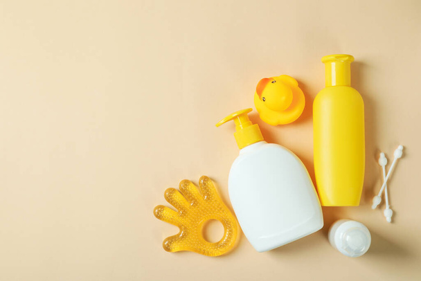 Différents accessoires d'hygiène bébé sur fond beige - Photo, image