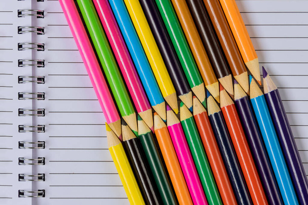 A különböző színű különböző írószerek standokon egy iskolai kellékek a lakás feküdt - Fotó, kép