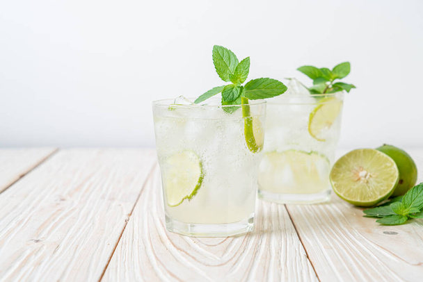iced lime soda with mint - refreshing drink - Foto, Imagen