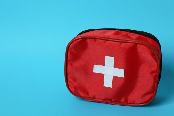 First aid medical kit on blue background - Foto, afbeelding