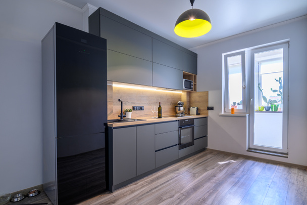 Moderni ylellinen tummanharmaa keittiö - Valokuva, kuva