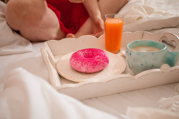 Delicious sunday breakfast to eat in bed - Foto, imagen
