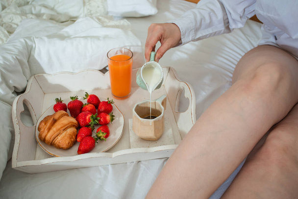 Starting perfect day with delicious coffee and breakfast in bed - Фото, зображення