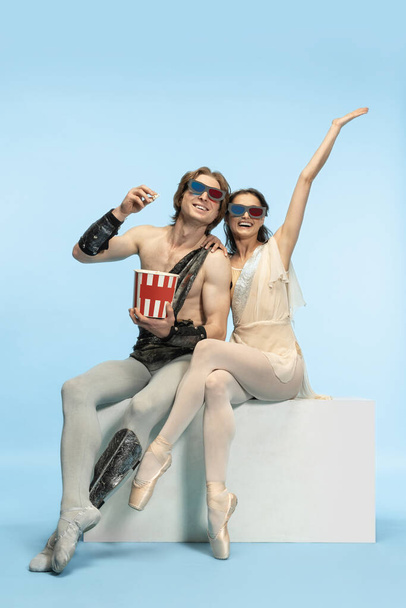 Sinema aşığı. Eski Roma 'da genç bir çift balerin mavi stüdyoda kostüm giyiyor.. - Fotoğraf, Görsel