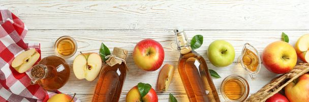 Domowej roboty ocet jabłkowy i składniki na białym drewnianym stole - Zdjęcie, obraz