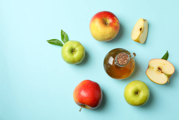 自家製リンゴ酢と青の背景の成分 - 写真・画像
