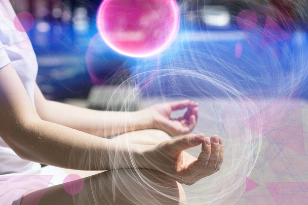 Ihmisen kädet ja kvanttifysiikka - linjat, pallot ja kolmiot sinisissä ja vaaleanpunaisissa sävyissä. Keskittyminen, toivomus, kvanttipsykologia - Valokuva, kuva