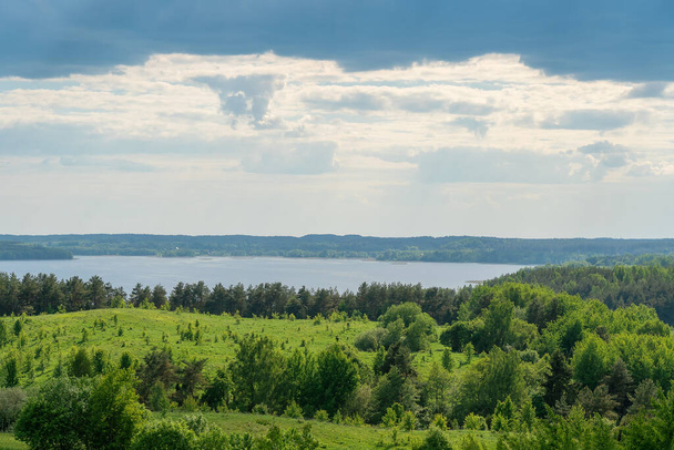 Bellissimo paesaggio dei laghi Braslav sul sentiero ecologico Monte Mayak tra i laghi Snudy e Strusto in una giornata estiva soleggiata - Foto, immagini