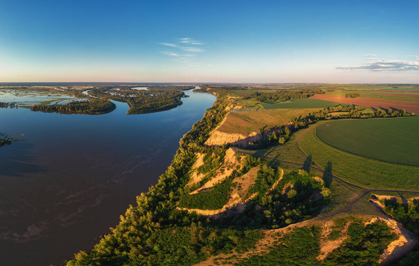 Antenni drone näkymä joelle maiseman aurinkoinen kesäilta - Valokuva, kuva