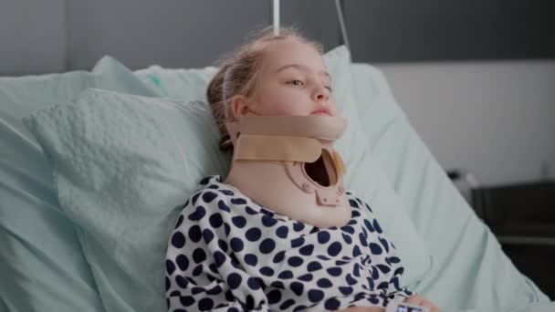 Портрет маленького госпитализированного ребенка с шейным воротником после травмы - Кадры, видео