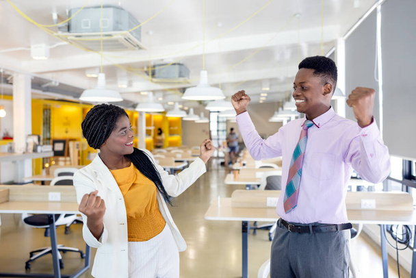 Dos negocios negros estudiantes red apretones de manos tener éxito antes de la clase comienza - Foto, Imagen