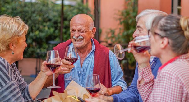 Groep ouderen eten en drinken buiten - Senioren hebben plezier buiten - Foto, afbeelding