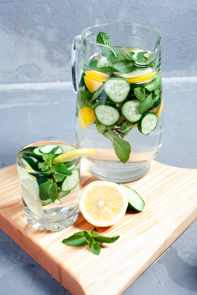 Glas Wasser mit Zitrone und Minze - Foto, Bild