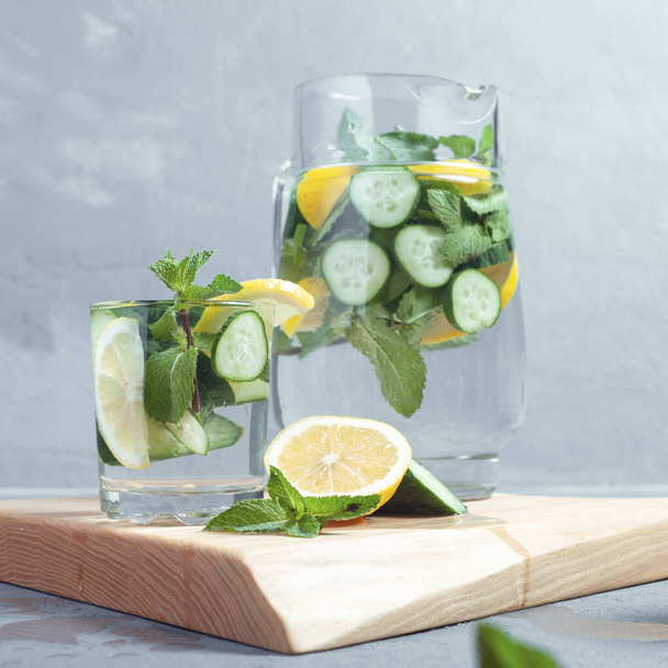 стакан воды с лимоном и мятой - Фото, изображение