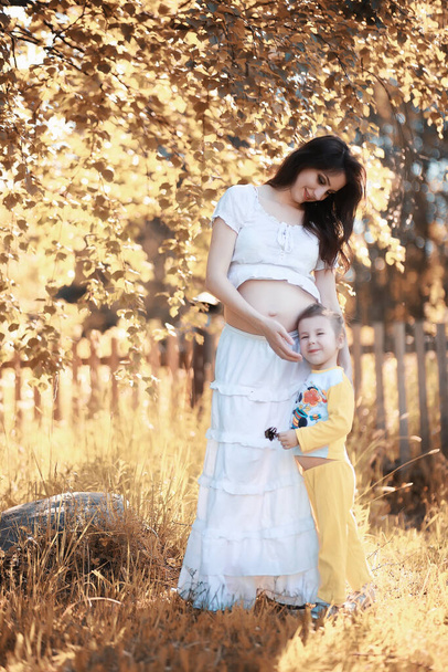 Kobieta w ciąży w naturze na spacer jesienią - Zdjęcie, obraz