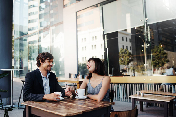Tournage d'un jeune couple lors d'un rendez-vous café dans un café sur le trottoir - Photo, image