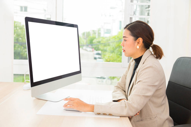 Mulher asiática madura trabalhando no escritório e olhando para a tela do computador. - Foto, Imagem