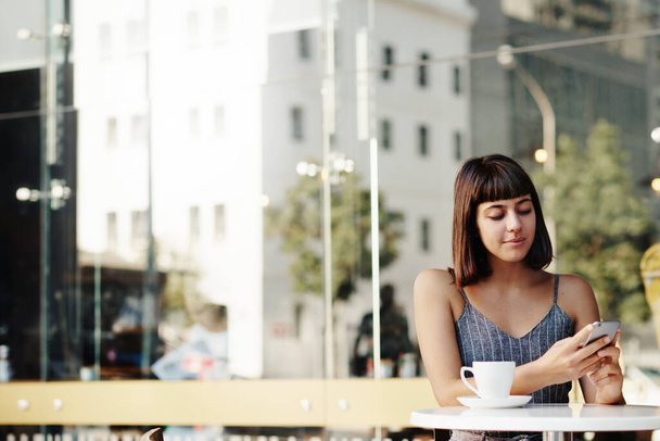 Tiro de uma jovem mulher atraente em um café - Foto, Imagem