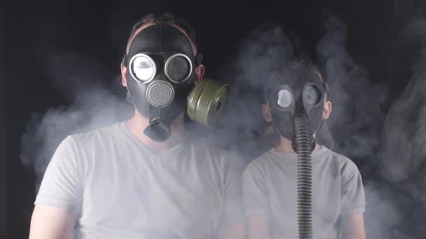 Vídeo de homem e menino de cinco anos de idade em máscaras de gás - Filmagem, Vídeo