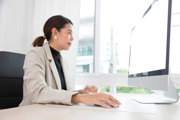 maturo asiatico donna lavoro in ufficio e guardando a computer schermo. - Foto, immagini