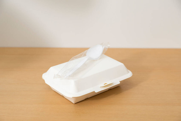 Service food delivery box or take away boxes, disposable eco friendly food packaging containers with spoon and fork on wooden table at home - Foto, Imagem