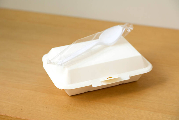 Service food delivery box or take away boxes, disposable eco friendly food packaging containers with spoon and fork on wooden table at home - Foto, Bild