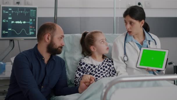 Médecin pédiatrique expliquant les symptômes de la maladie discuter chirurgie procédure - Séquence, vidéo