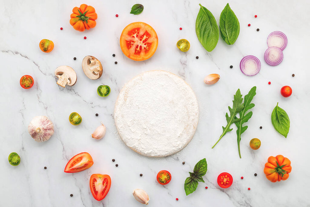 Os ingredientes para pizza caseira configurada em fundo de mármore branco. - Foto, Imagem