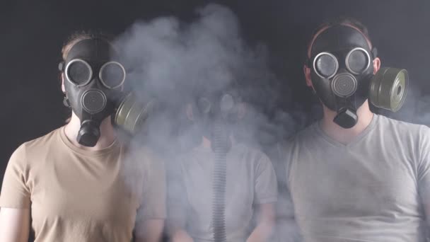 Wideo rodziny w maskach gazowych - Materiał filmowy, wideo