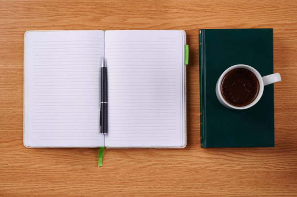 Plain Blank Notebook And A Pen Beside A Cup of Coffee Pladed Book Table Прості пусті нотатки з вузликом і муг над словником. - Фото, зображення