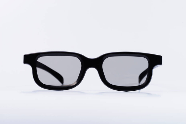 3D-Brille auf weißem Hintergrund.  - Foto, Bild