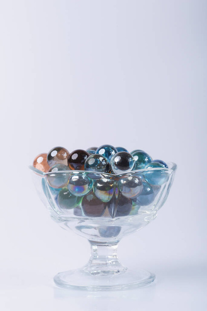 Bolas de cristal em um fundo branco. Conjunto de bolas de vidro multi-coloridas em um fundo branco.  - Foto, Imagem