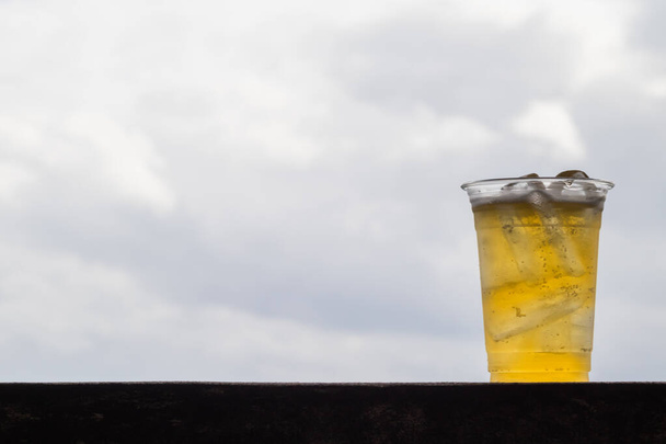 Bier wurde in durchsichtigen Plastikgläsern ausgeschenkt und zur Abkühlung eisgekühlt auf die Terrasse gestellt, damit die Touristen Bier trinken und in der Regenzeit die schöne Aussicht auf Himmel und Wald genießen konnten.. - Foto, Bild