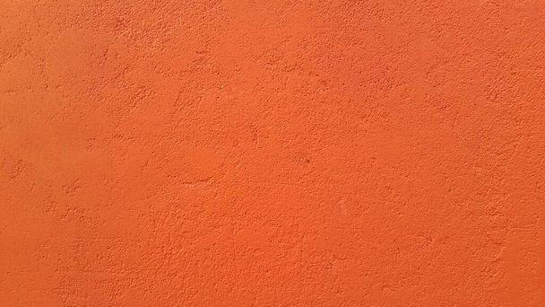 Abstrakte Textur aus orangefarbenem Putz an den Wänden. Betonestrich. Das Hintergrundbild. Kopieren Sie die Stelle für den Text. Konstruktionsoberfläche. Raue Tapete. - Foto, Bild