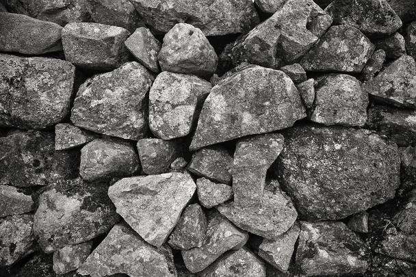 Černá a bílá stará kamenná zeď, textura kamenné zdi - Fotografie, Obrázek